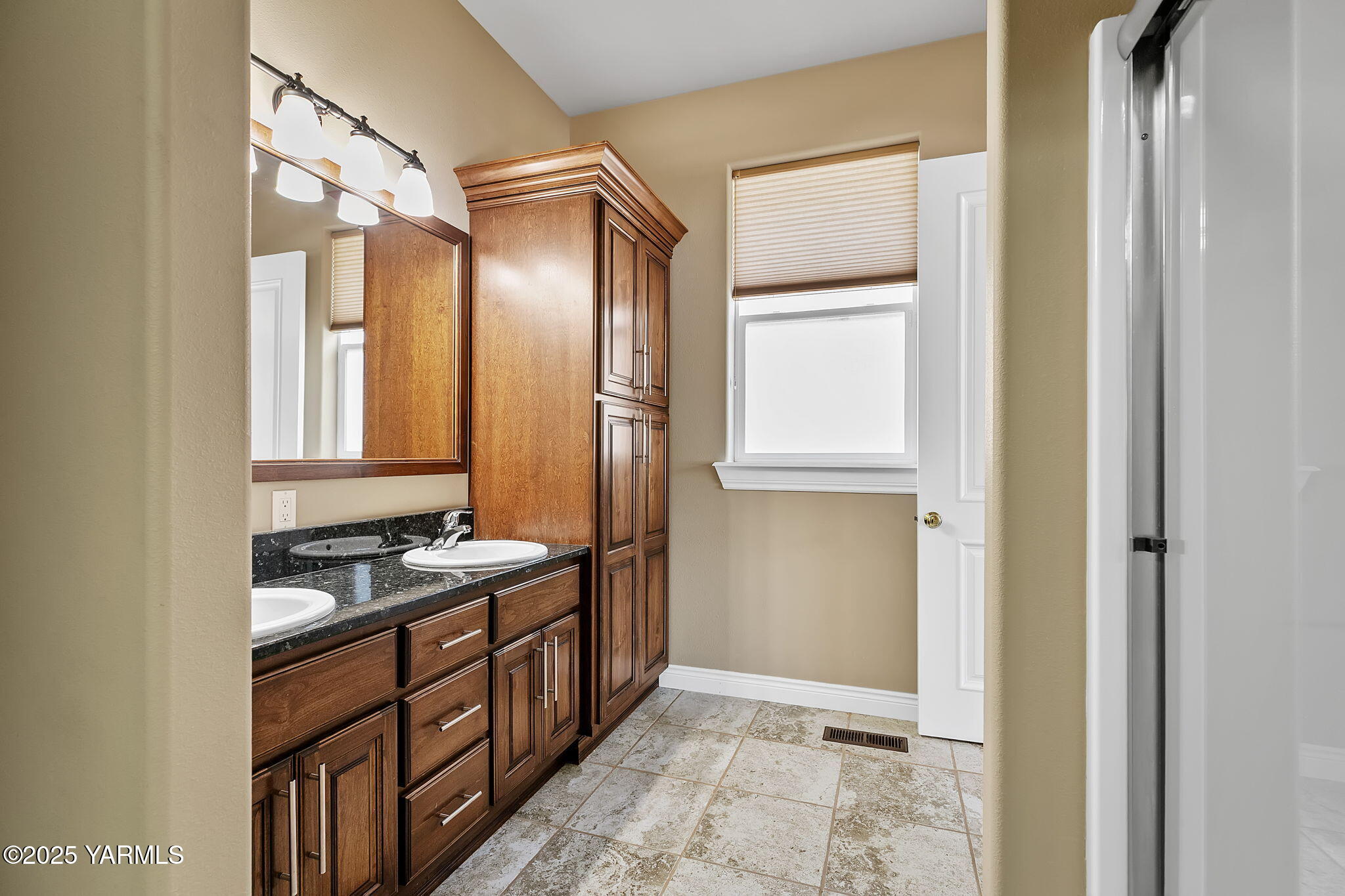 7501 Crestfields Road Yakima, WA 98903 - Photo 31 of 42 Junior Suite Bath