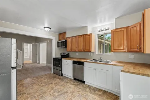 $459,999 | 140 South Cambrian Avenue, Bremerton, WA 98312