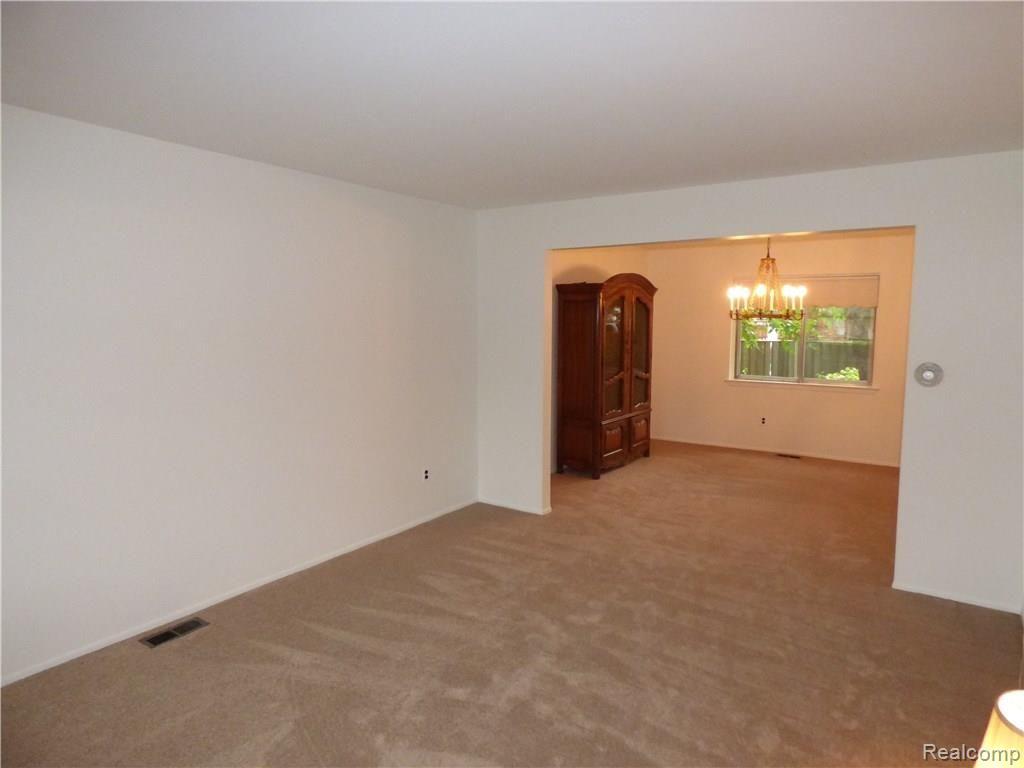 29809 North Rutherland Street Southfield, MI 48076 - Photo 15 of 26 P1010168.JPG