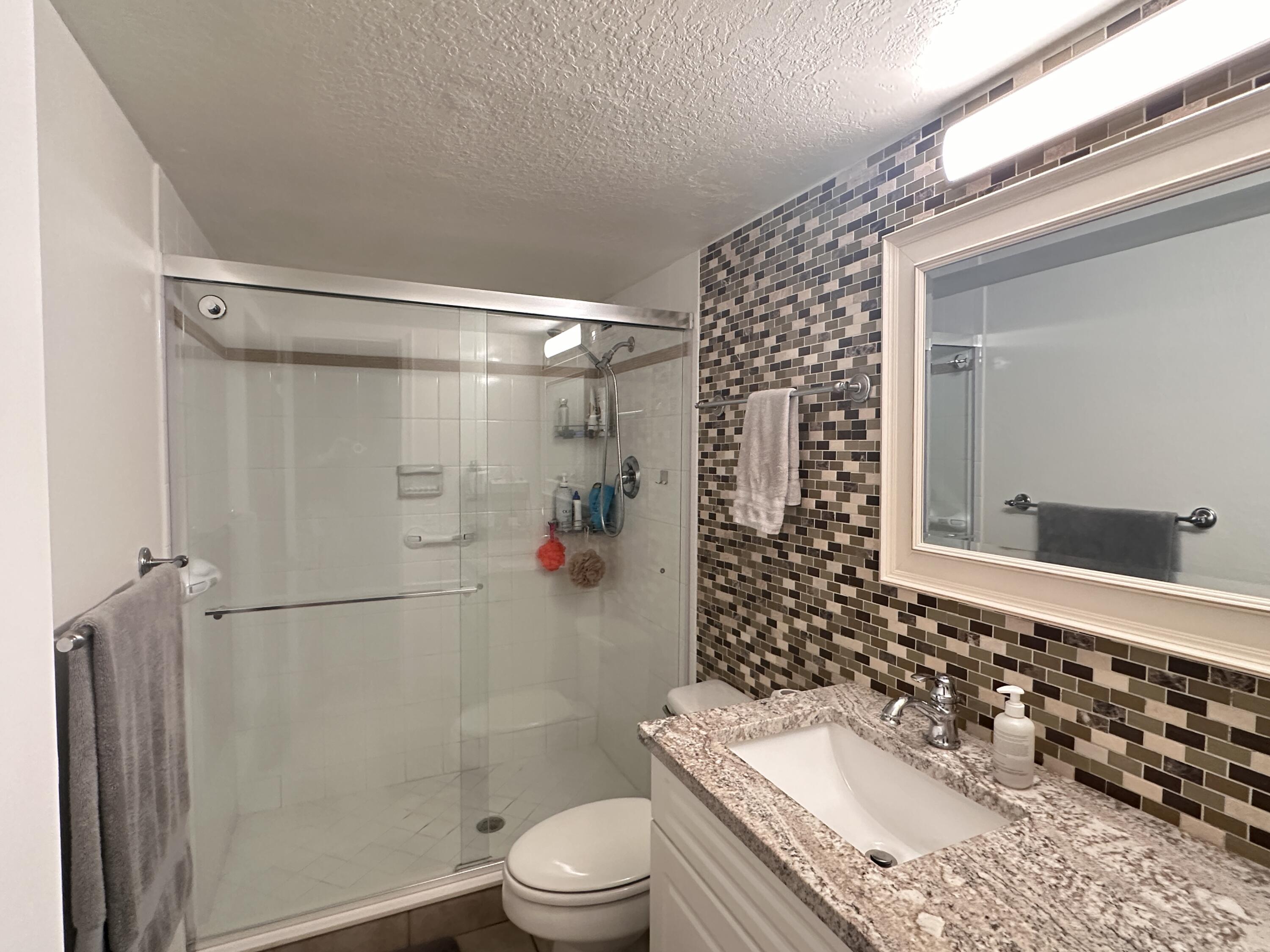 1000 Spanish River Road, Unit 3U Boca Raton, FL 33432 - Photo 14 of 21 Guest bathroom