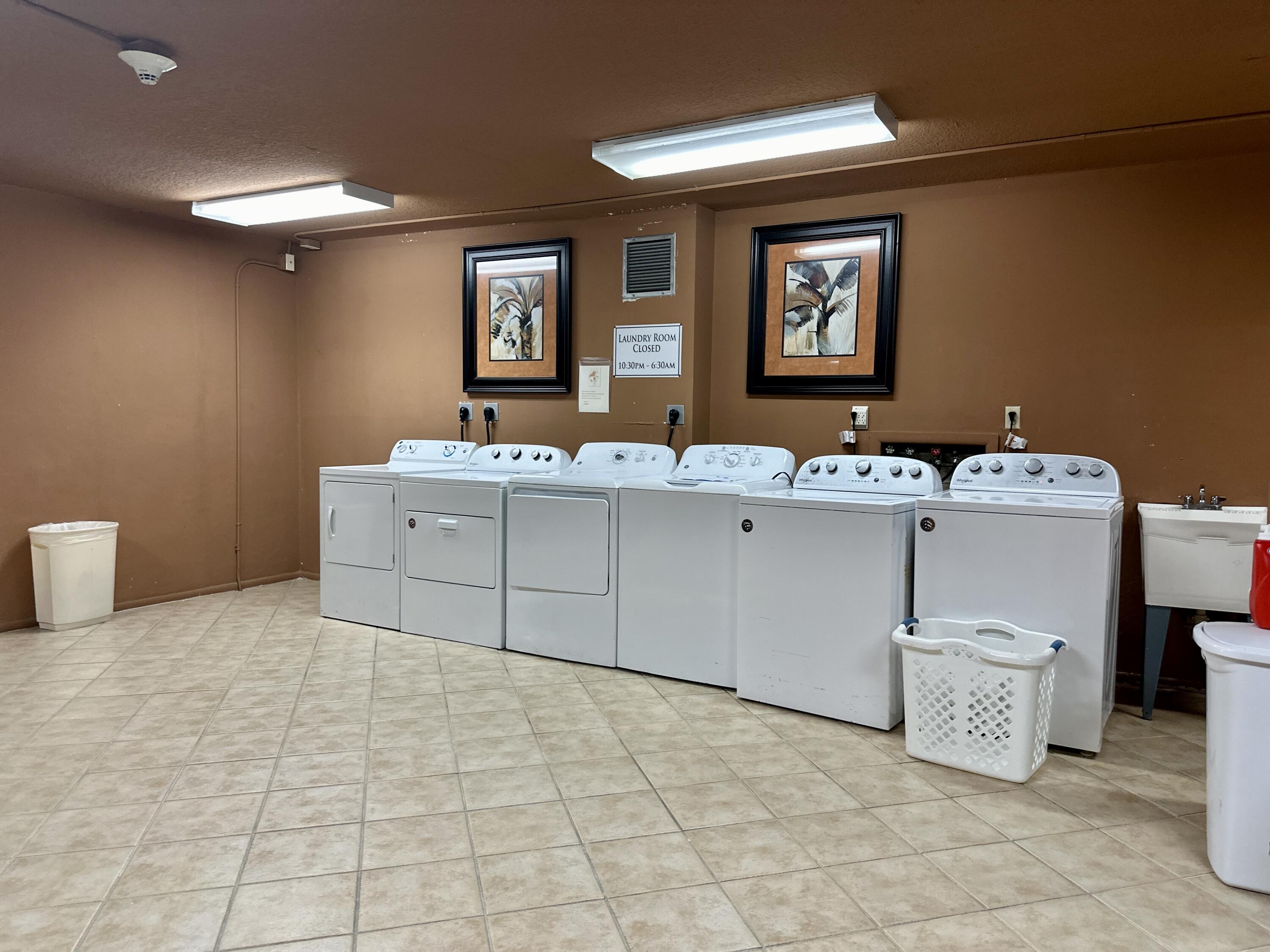 1000 Spanish River Road, Unit 3U Boca Raton, FL 33432 - Photo 18 of 21 Laundry room 1