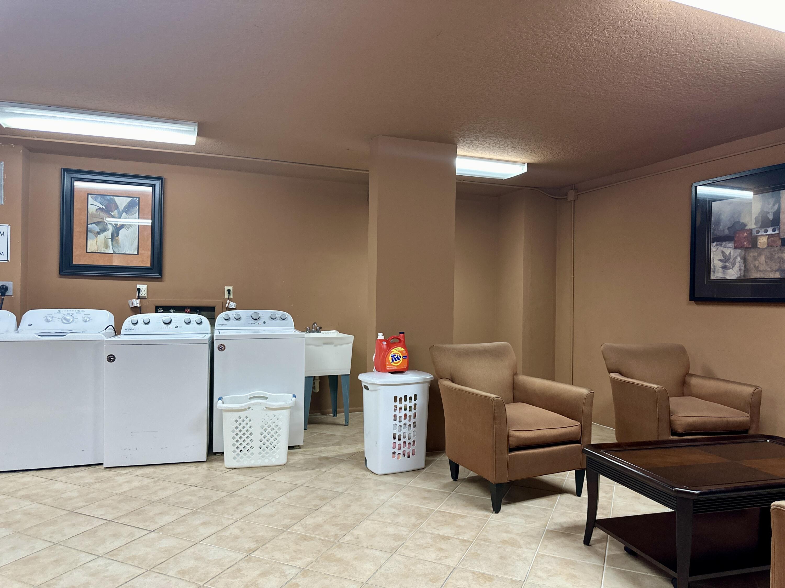 1000 Spanish River Road, Unit 3U Boca Raton, FL 33432 - Photo 19 of 21 Laundry room