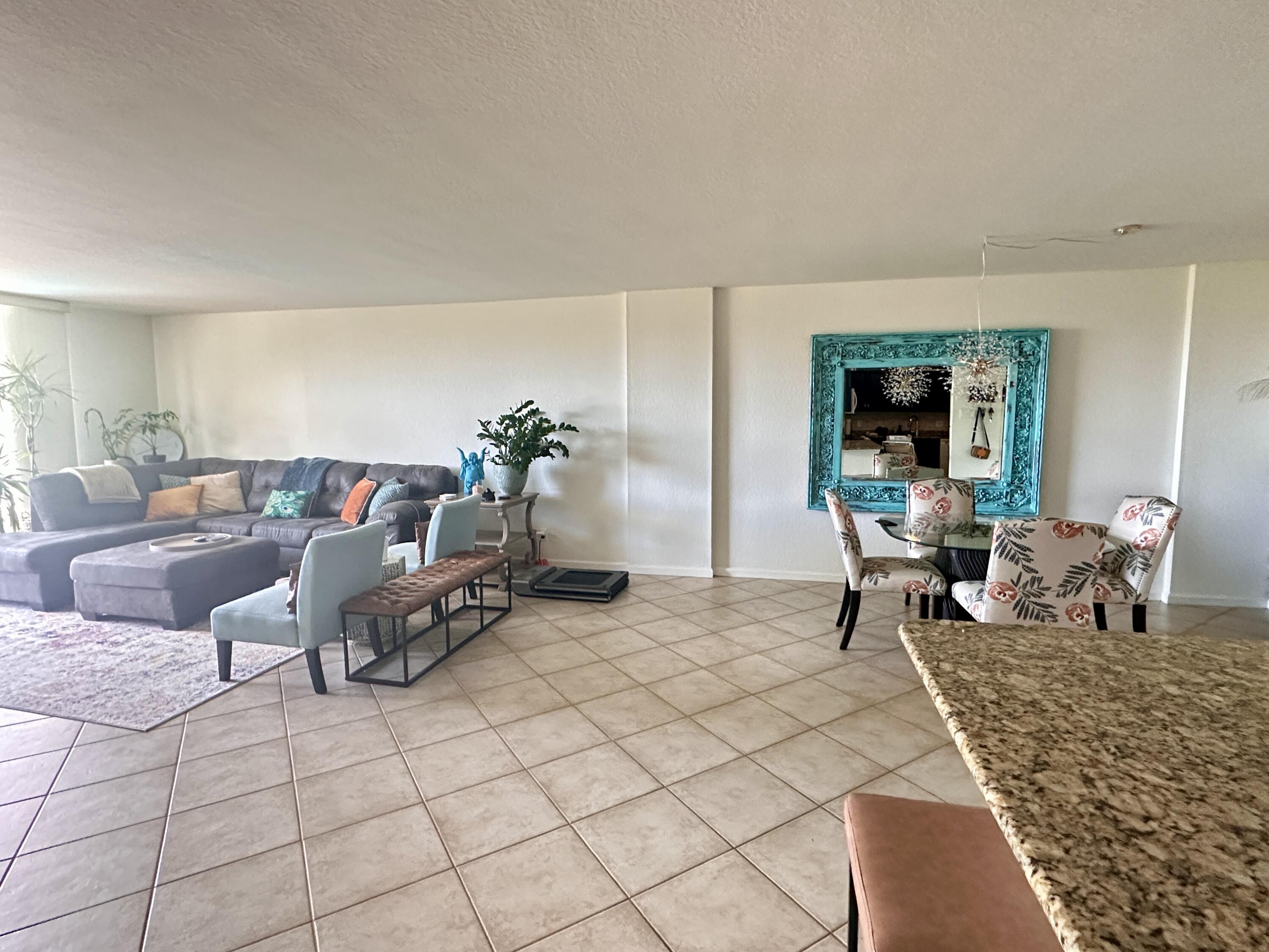 1000 Spanish River Road, Unit 3U Boca Raton, FL 33432 - Photo 2 of 21 Living area