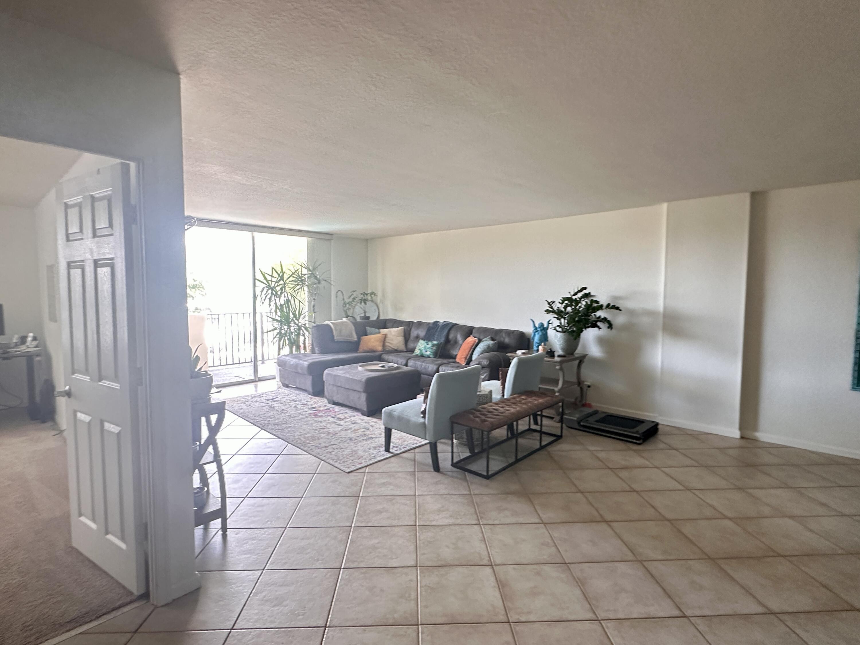 1000 Spanish River Road, Unit 3U Boca Raton, FL 33432 - Photo 3 of 21 Living area