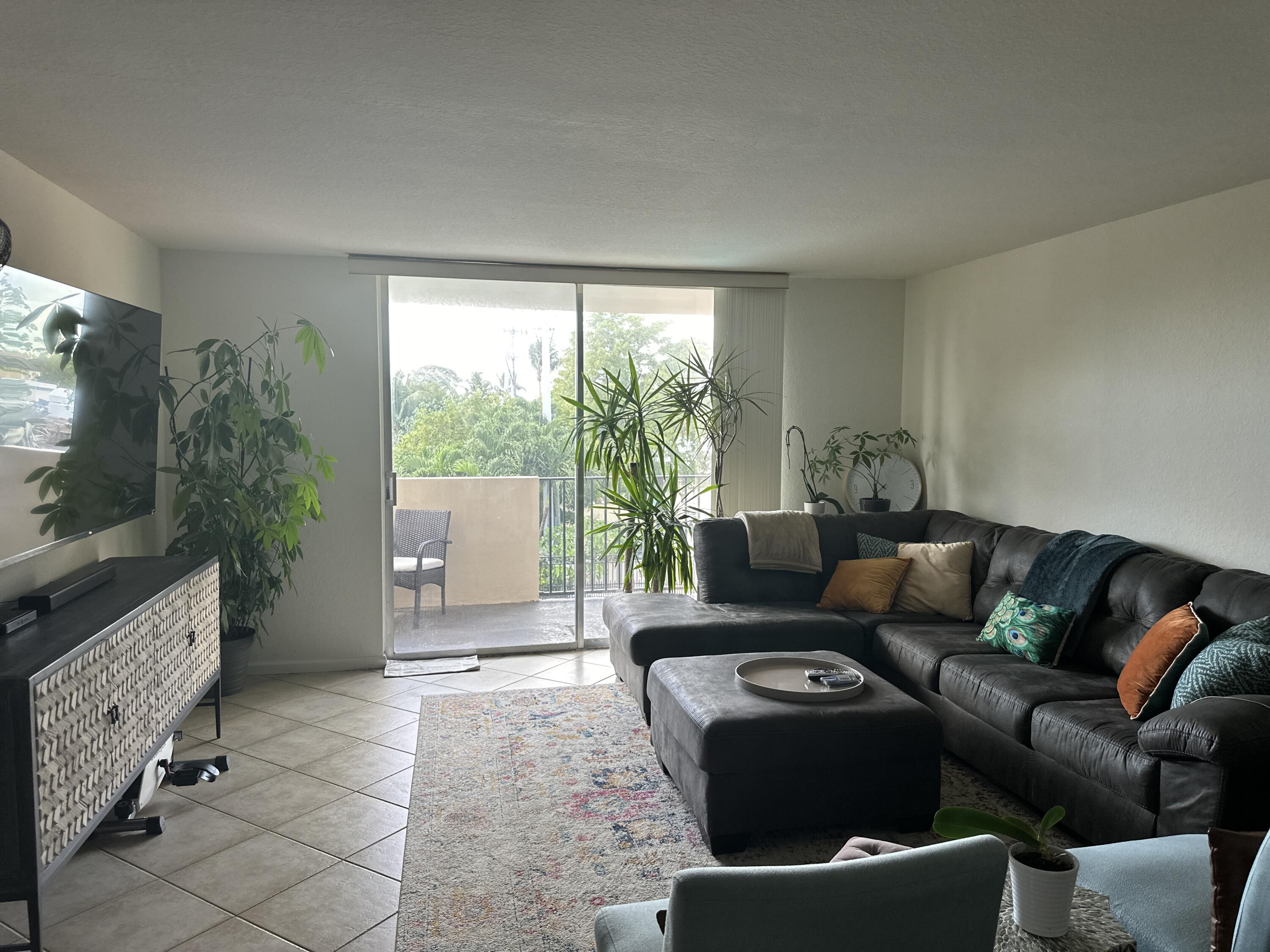 1000 Spanish River Road, Unit 3U Boca Raton, FL 33432 - Photo 4 of 21 Living room