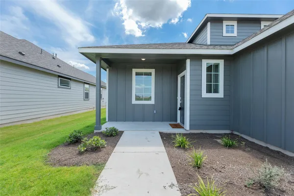 $2,250 | 512 Clearlake Drive, Hutto, TX 78634