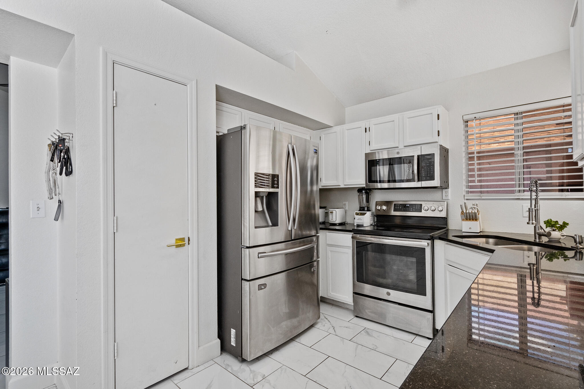 5418 South Wembly Road Tucson, AZ 85746 - Photo 16 of 28 Kitchen