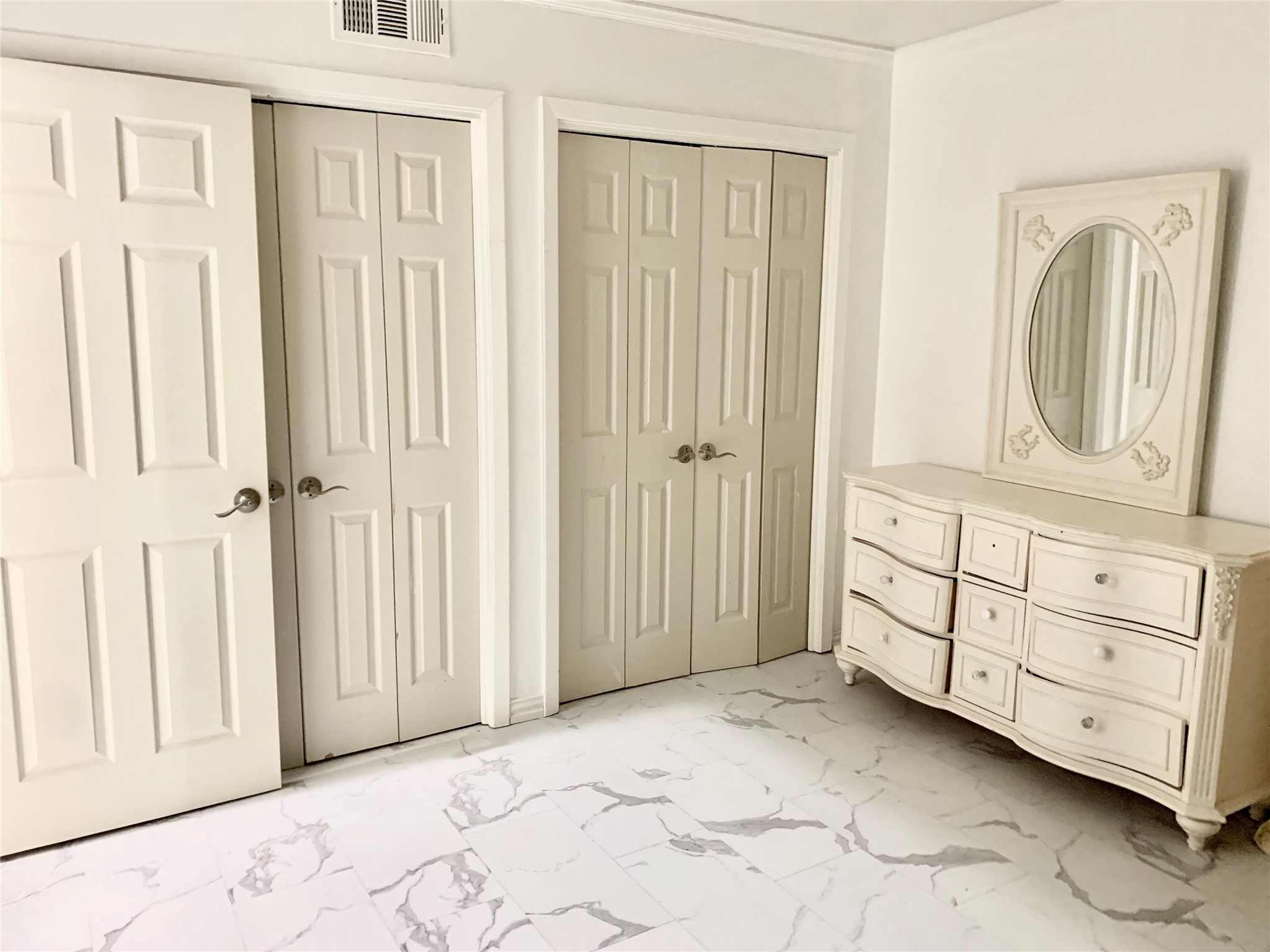 909 Silber Road, Unit 57J Houston, TX 77024 - Photo 8 of 14 Master bedroom with necessary furniture