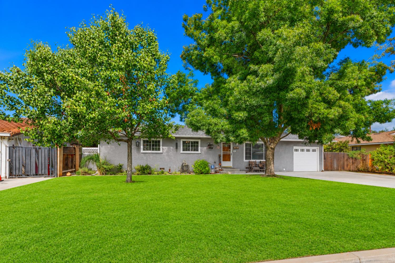 5739 East Hampton Way Fresno, CA 93727 - Photo 2 of 28