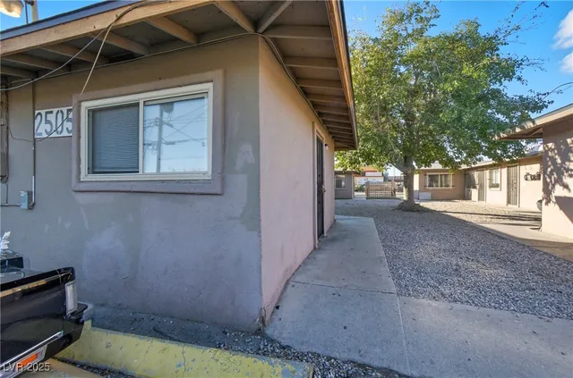 $940 | 2505 Cedar Avenue, Unit 3, Las Vegas, NV 89101