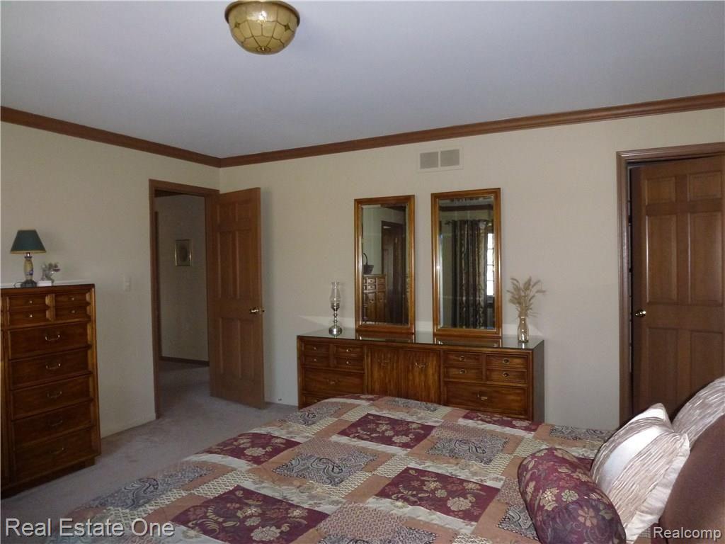 539 Shellbourne Drive Rochester, MI 48309 - Photo 24 of 37 More of Master Bedroom with Large Walk-In Closet