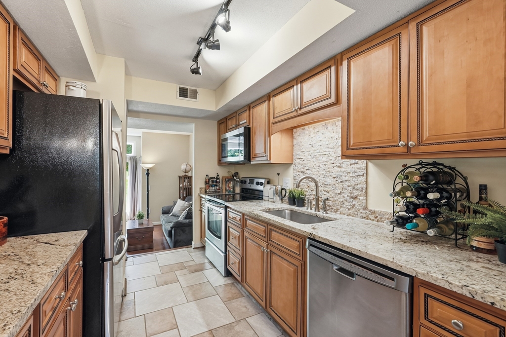 71 Amity Place, Unit 71 Amherst, MA 01002 - Photo 8 of 41