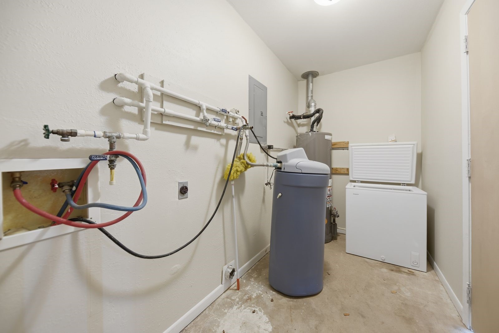 3249 Newsom Road Bellville, TX 77418 - Photo 19 of 20 a utility room with dryer and washer