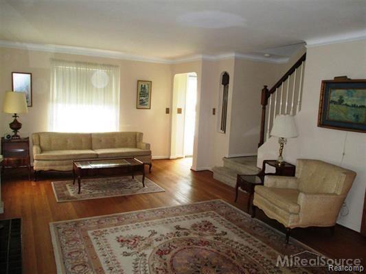 1670 Fairholme Road Grosse Pointe, MI 48236 - Photo 3 of 14 3.jpg