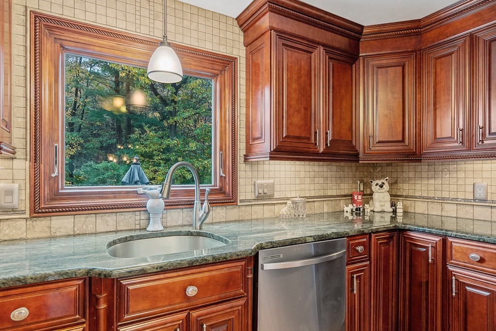 48 Valley View Road Leominster, MA 01453 - Photo 3 of 25 Gallery Image 3