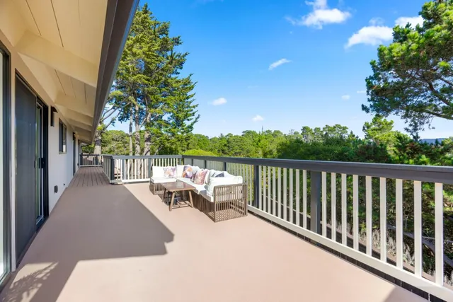 a view of a yard with a house