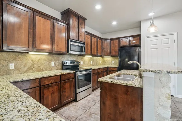 $1,950 | 6413 Von Rosk, Leon Valley, TX 78238