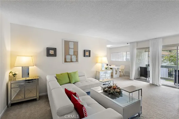 $3,250 | 4714 Park Granada, Unit 203, Calabasas, CA 91302