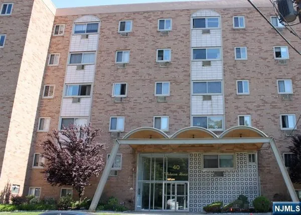 $1,925 | 40 Zabriskie Street, Hackensack, NJ 07601