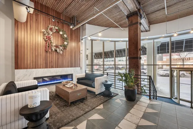 $749,900 | 360 West Illinois Street, Unit 9A, Chicago, IL 60654