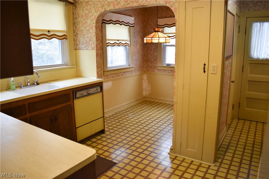 910 Beverly Road Cleveland, OH 44121 - Photo 4 of 32 Gallery Image 4
