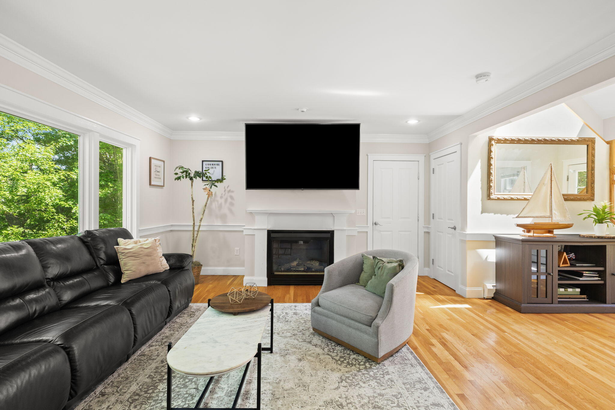 152 Algonquin Avenue Mashpee, MA 02649 - Photo 7 of 40 Living Room