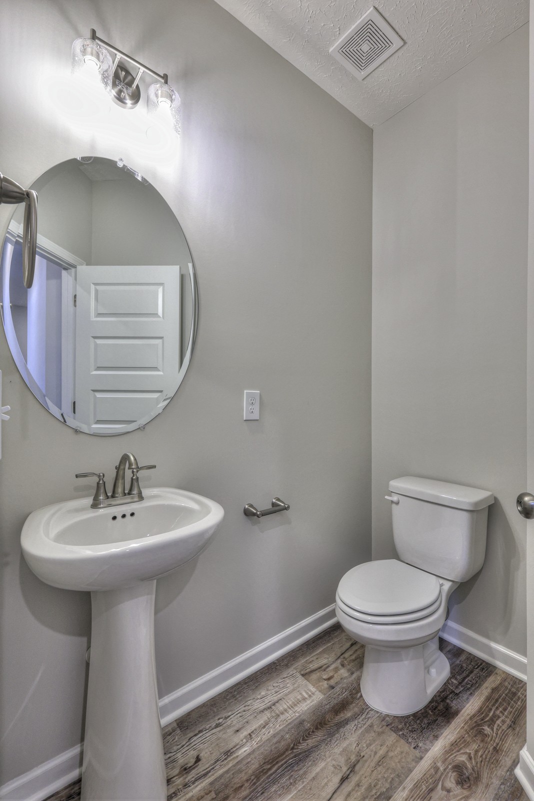 113 Creek Wood Road Manchester, TN 37355 - Photo 9 of 37 a bathroom with a toilet sink and mirror