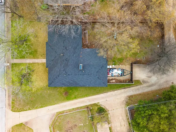 a view of a back yard of the house