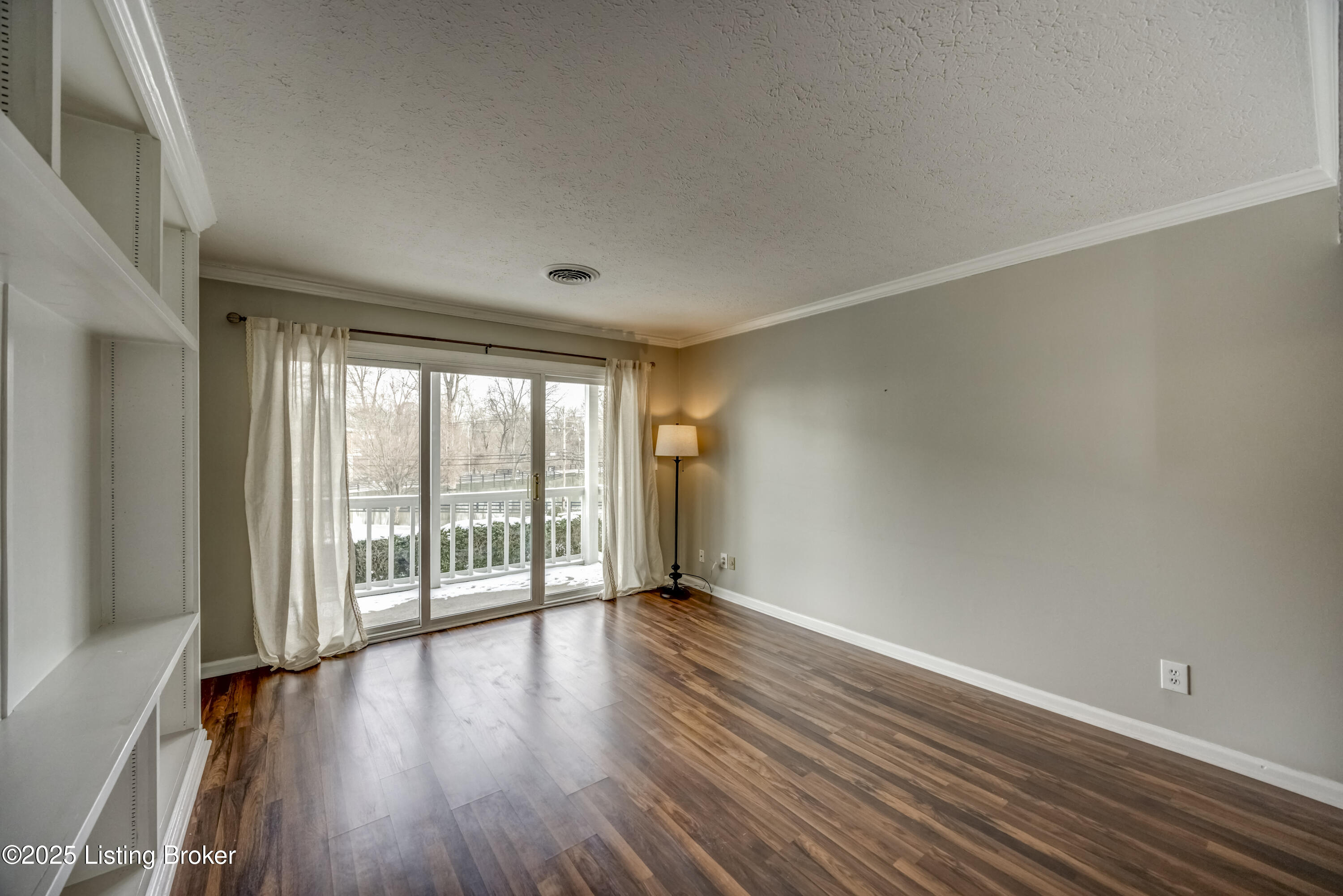 410 Mockingbird Valley Road, Unit 1 Louisville, KY 40207 - Photo 3 of 39 2Y0A5655-A