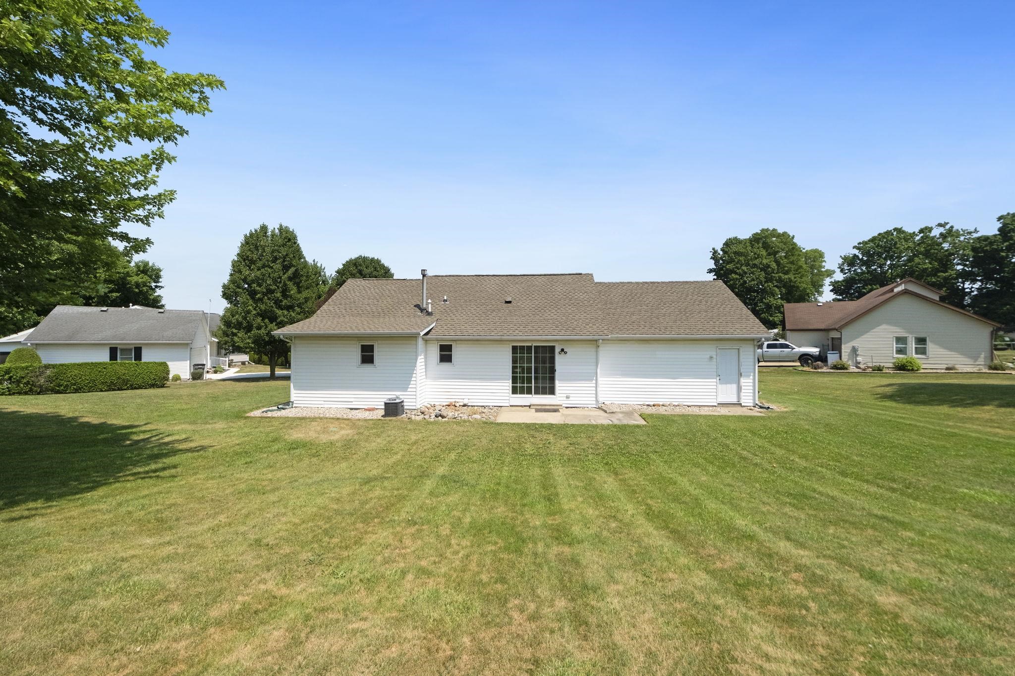 2052 South Blue Spruce Road Warsaw, IN 46580 - Photo 2 of 35 Gallery Image 2