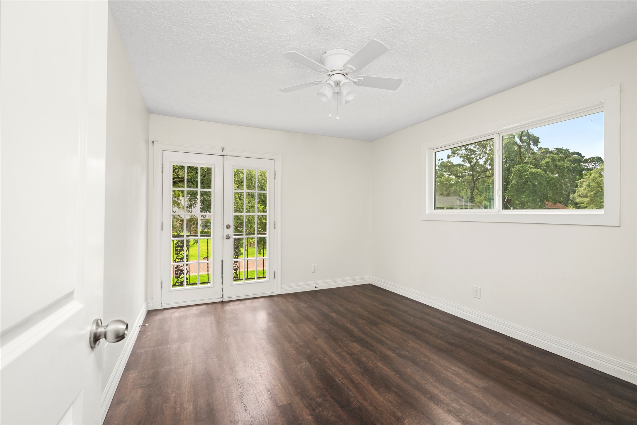 560 Landfall Lane Conroe, TX 77302 - Photo 34 of 41 Third bedroom with views of the front yard.