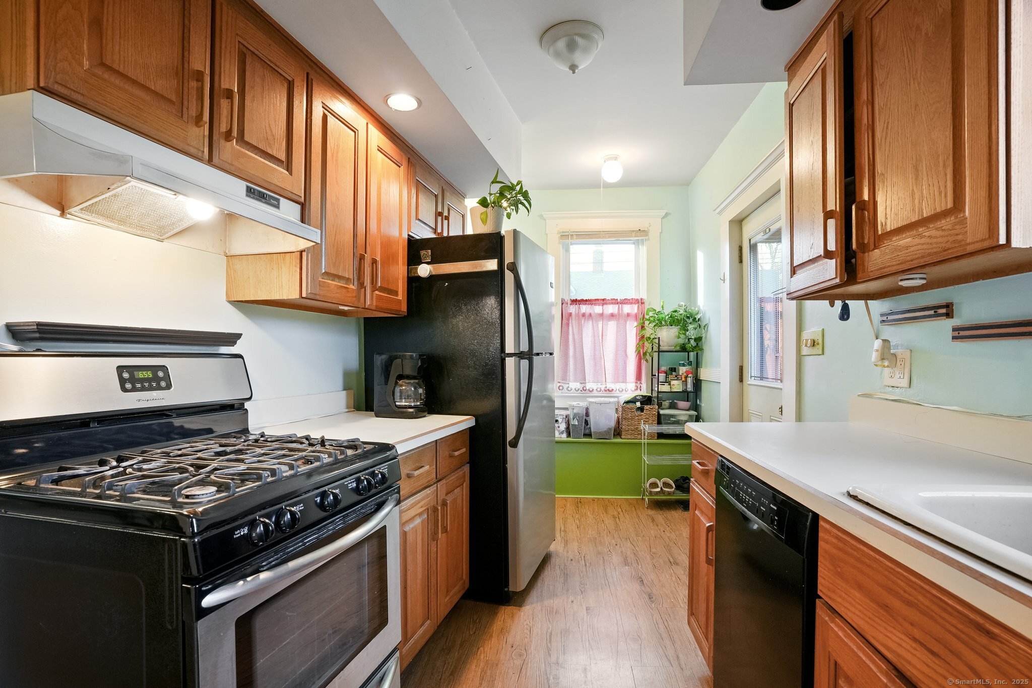 257 Concord Street New Haven, CT 06512 - Photo 11 of 25 Kitchen with built-in bench