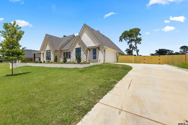a view of a house with backyard and porch