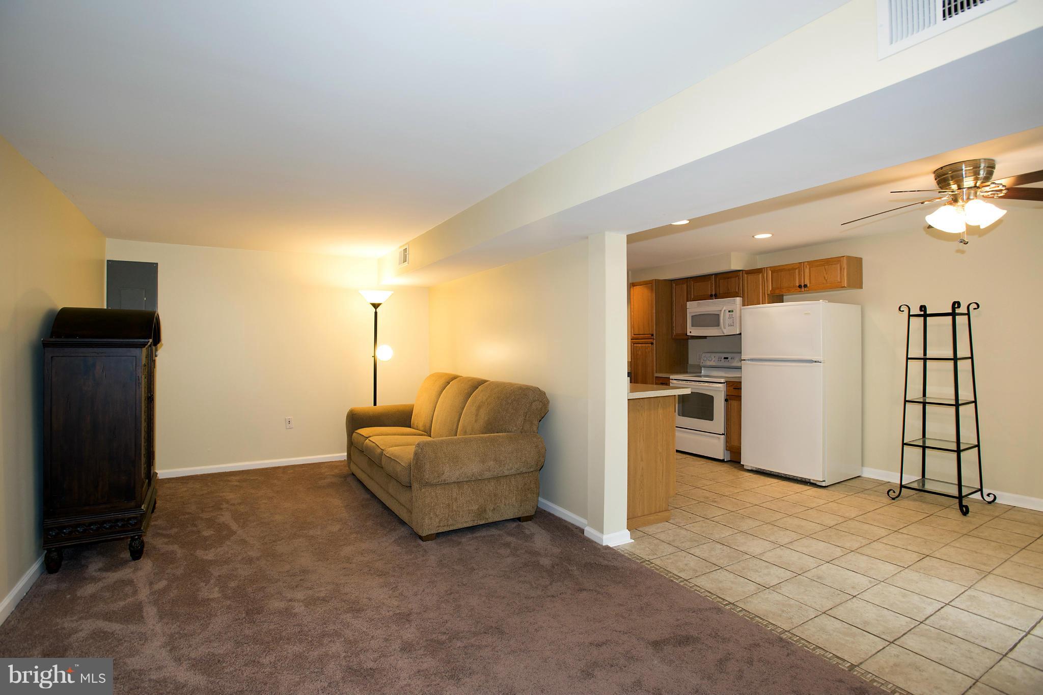 3300 Mail Road Westminster, MD 21157 - Photo 15 of 24 Guest House - Living Room