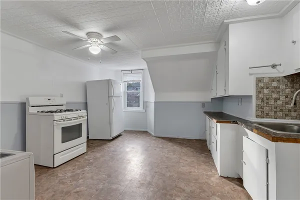 $2,300 | 244 Paradis Avenue, Unit 3, Woonsocket, RI 02895