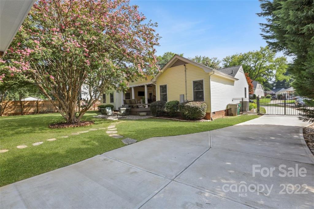 1023 Sedgefield Road Charlotte, NC 28209 - Photo 13 of 40 a front view of house with yard and green space