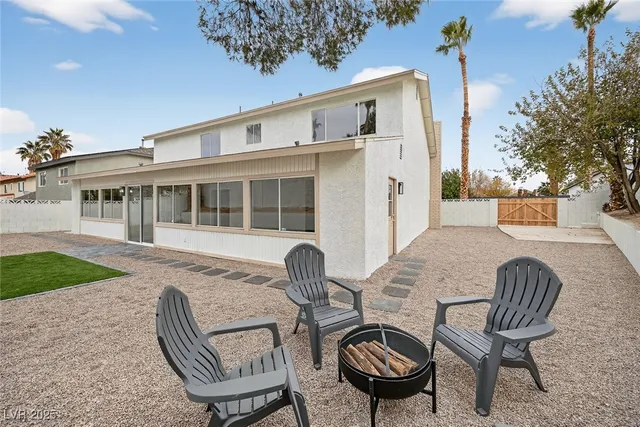 $599,987 | 327 Esquina Drive, Henderson, NV 89014