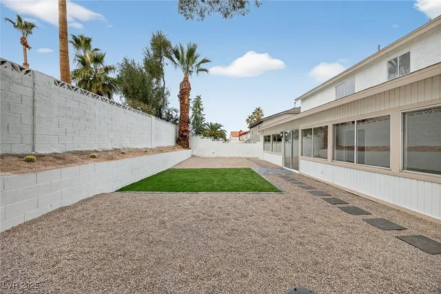 $599,987 | 327 Esquina Drive, Henderson, NV 89014