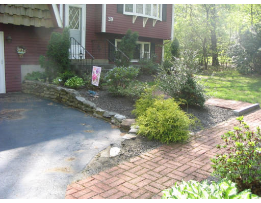 39 Neck Hill Road Mendon, MA 01756 - Photo 4 of 30 Gallery Image 4