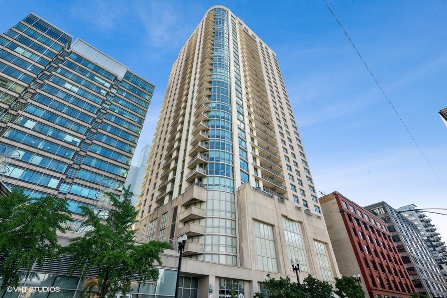 125 South Jefferson Street, Unit 1209 Chicago, IL 60661 - Photo 1 of 19 a view of a large building