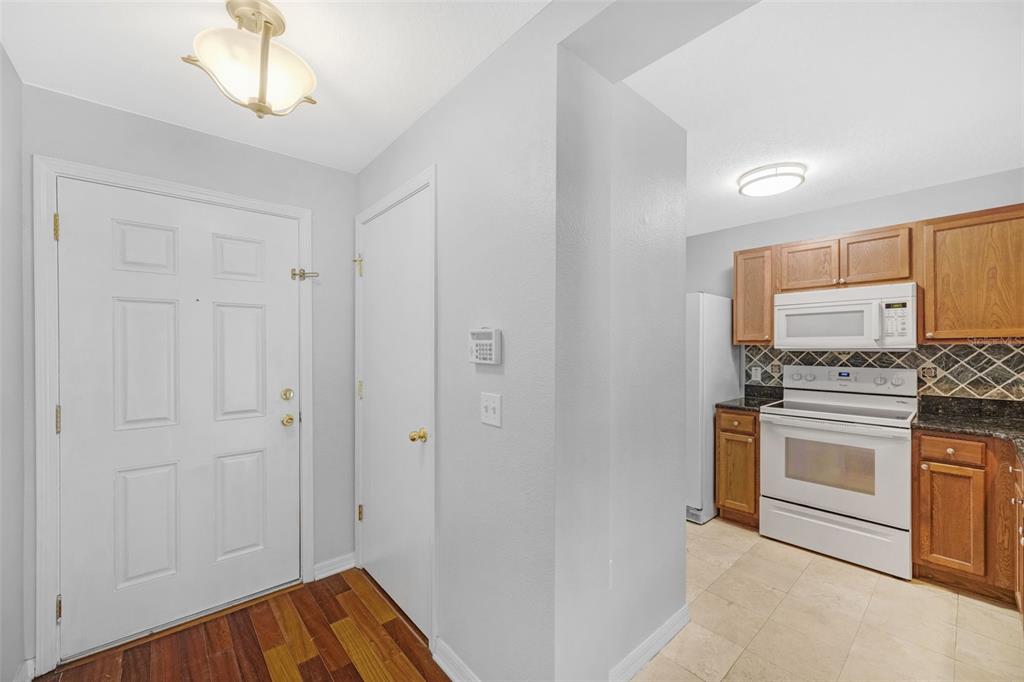 6928 Hawthorne Trace Lane Riverview, FL 33578 - Photo 11 of 38