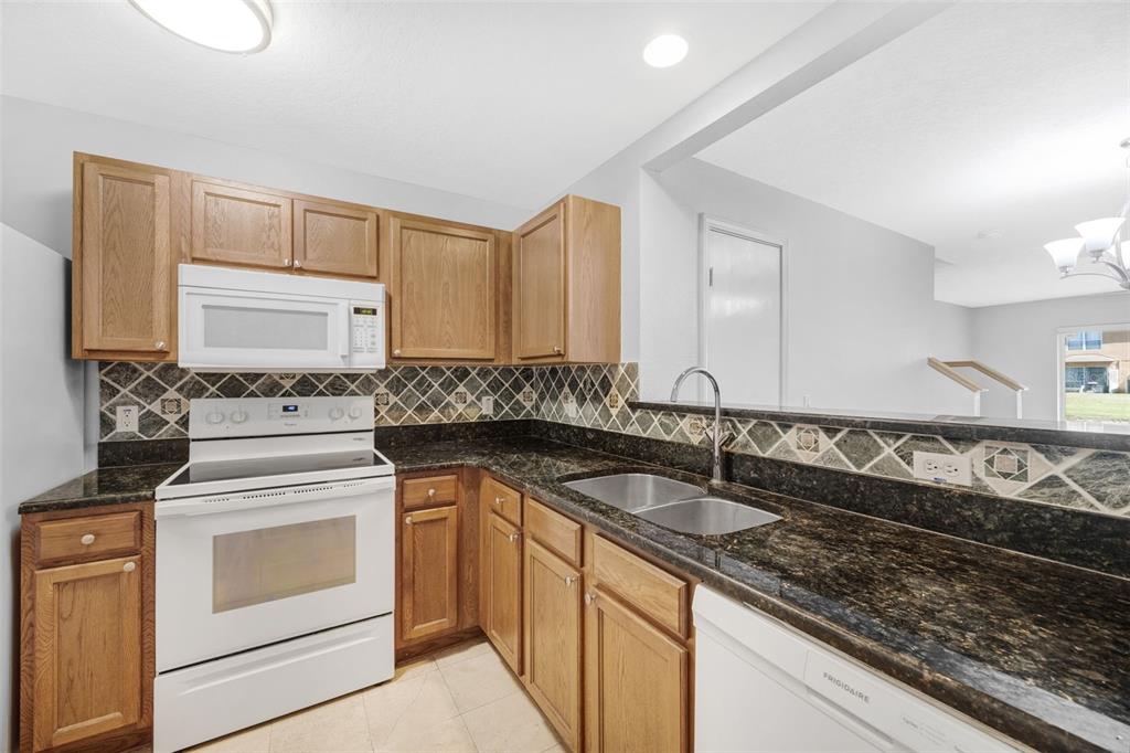 6928 Hawthorne Trace Lane Riverview, FL 33578 - Photo 3 of 38