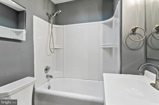 $1,625 | 7253 Clinton Road, Upper Darby, PA 19082