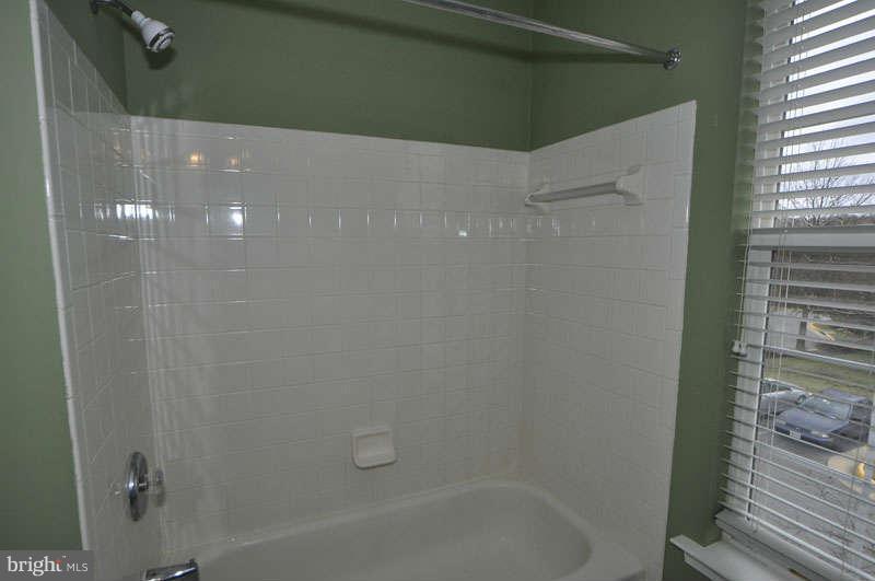 11408 Gate Hill Place, Unit O Reston, VA 20194 - Photo 20 of 30 a bathroom with a bathtub