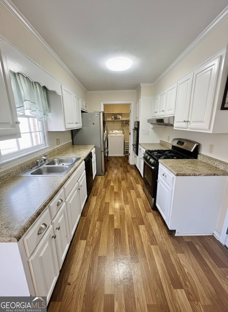 211 Clark Road Griffin, GA 30224 - Photo 8 of 25 a large kitchen with kitchen island a stove a sink dishwasher and a oven