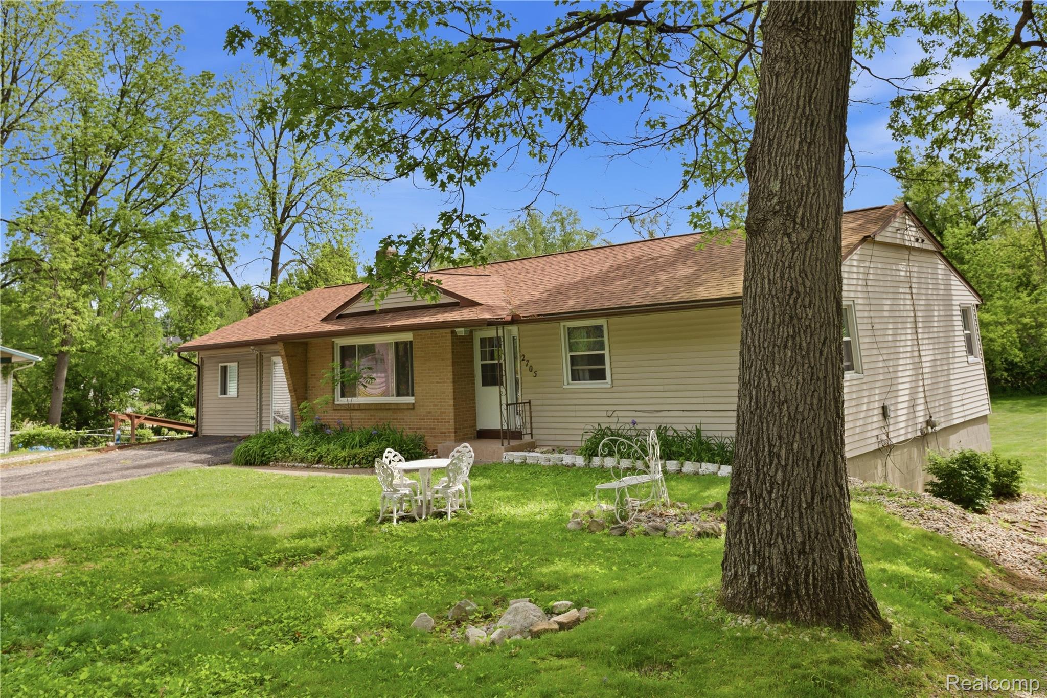 2705 Glendale Road Jackson, MI 49203 - Photo 38 of 57 Ranch-style residence featuring a brick facade and light-toned siding