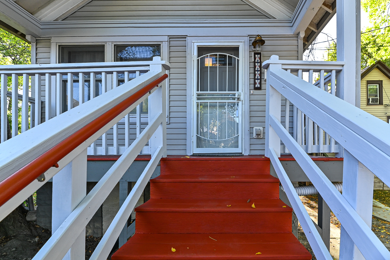 2220 South 14th Street Milwaukee, WI 53215 - Photo 3 of 27 Freshly painted staris