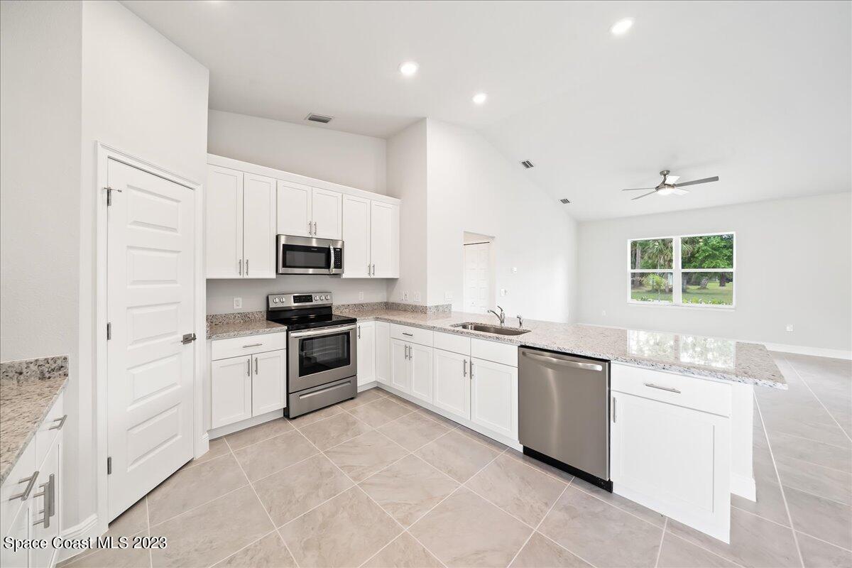 436 Cortez Road Palm Bay, FL 32907 - Photo 9 of 27 Beautiful Kitchen