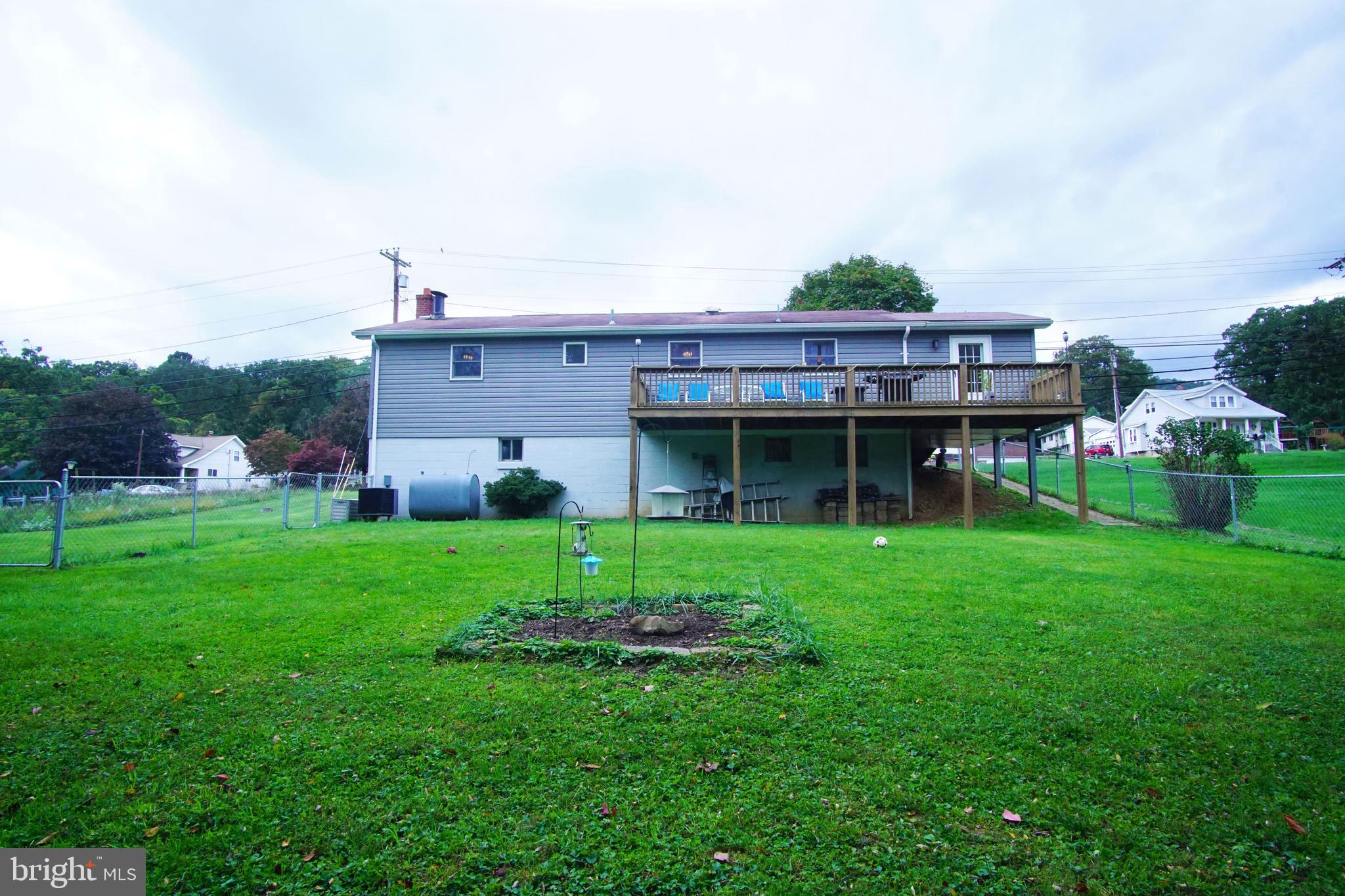 Spacious rear yard to enjoy yourselves...