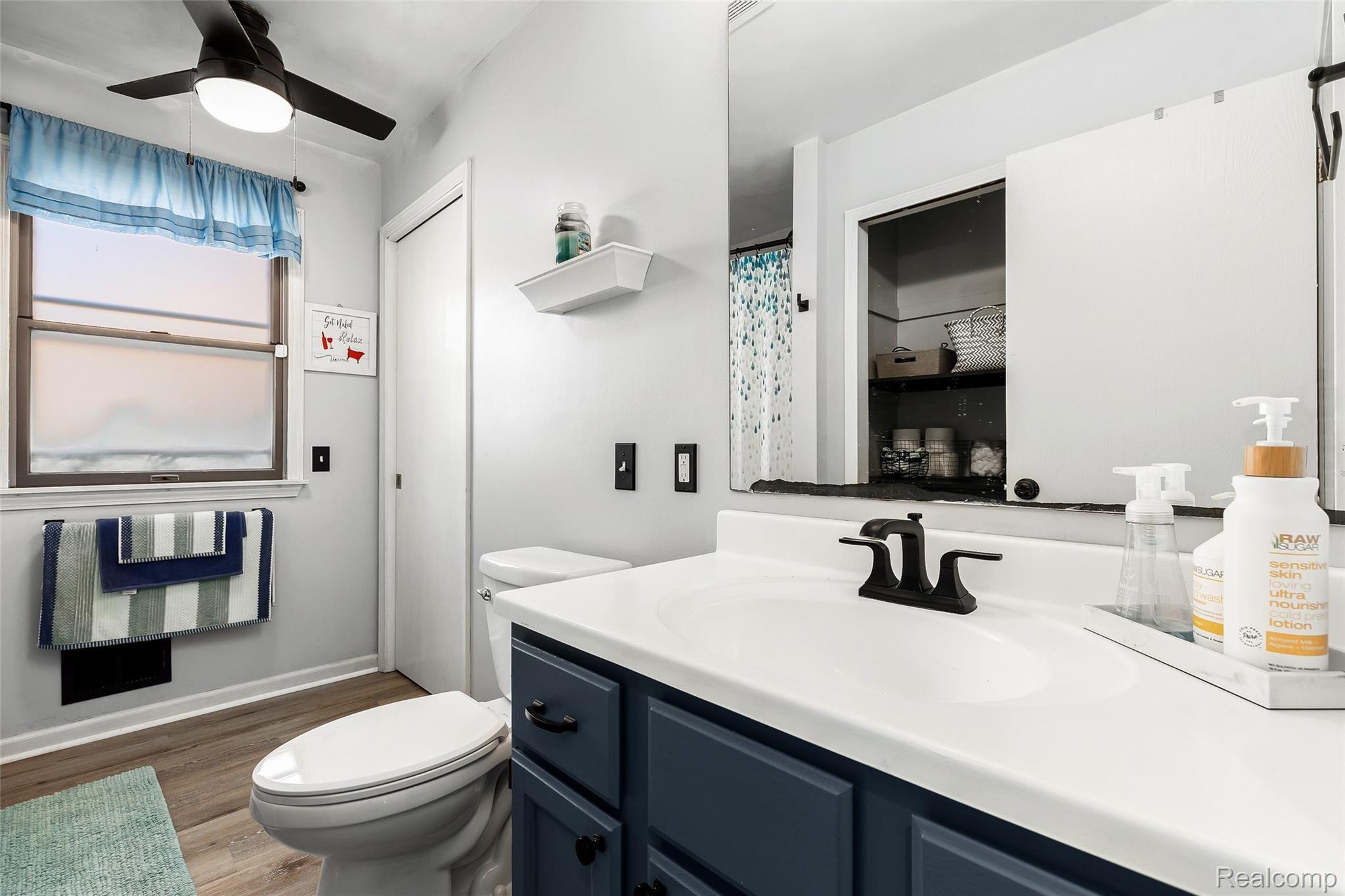 212 Riviera Terrace Waterford, MI 48328 - Photo 20 of 33 20.Bathroom